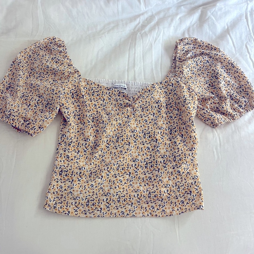 Abercrombie and Fitch yellow floral cropped fitted blouse (M)